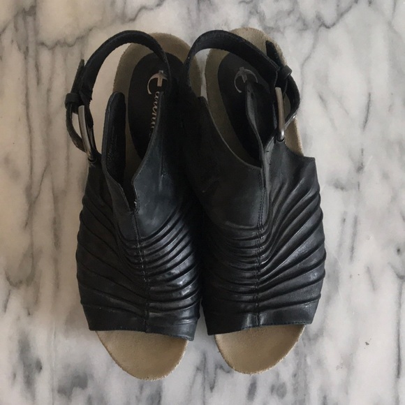 Earthies black leather wedges - Picture 2 of 3